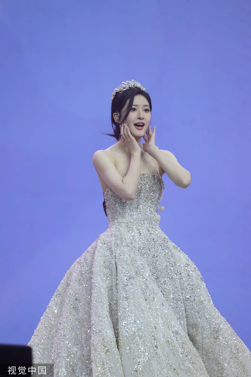 组图:赵露思举办25岁生日会 穿黑色挂脖背心甜美又酷飒