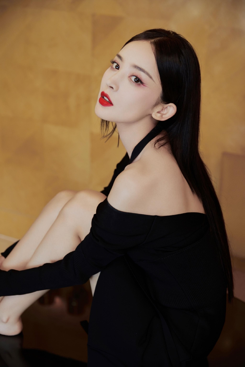 组图:古力娜扎穿一字肩抹胸裙秀白皙天鹅颈 眼妆魅惑又迷人