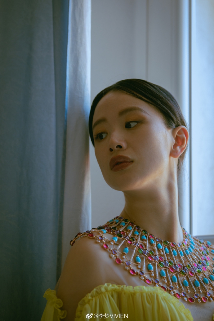 组图:李梦八年后重回戛纳 晒红毯美照为新片打call