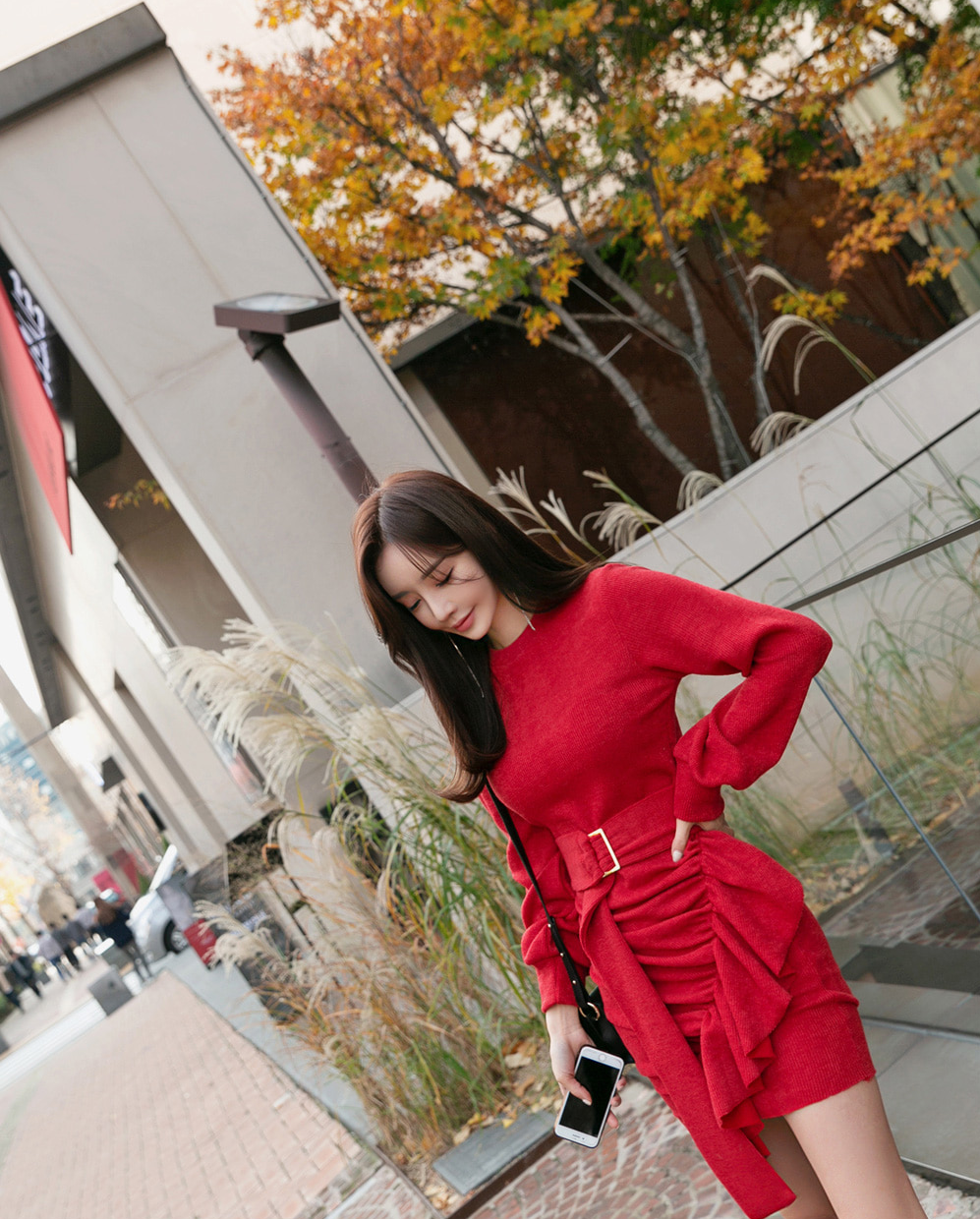 孙允珠高清美图:嫣红蔷薇鲜蕊系带时尚叶摆裙