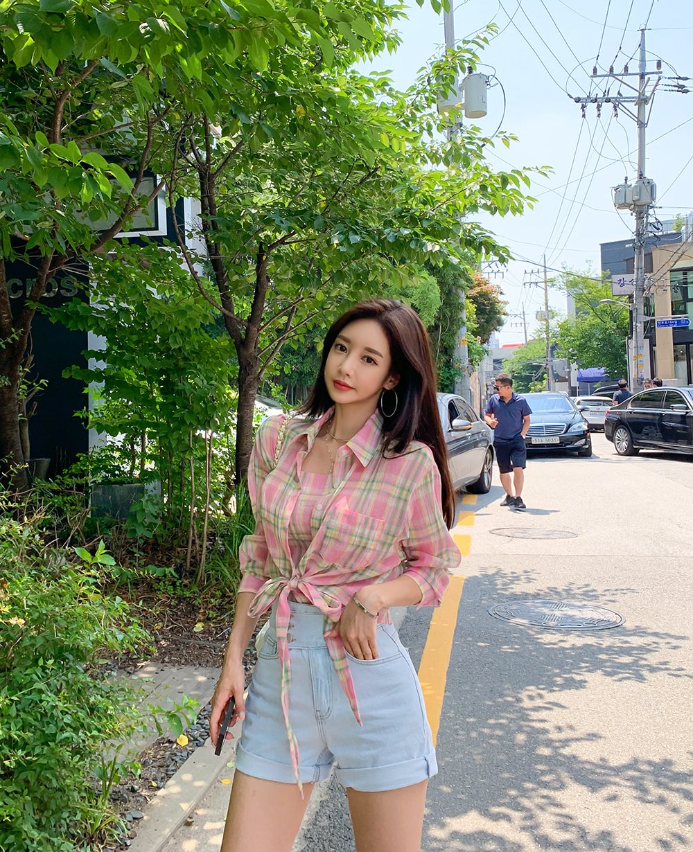 孙允珠高清美图:桃红萤绿英伦绅士梦幻格纹衫