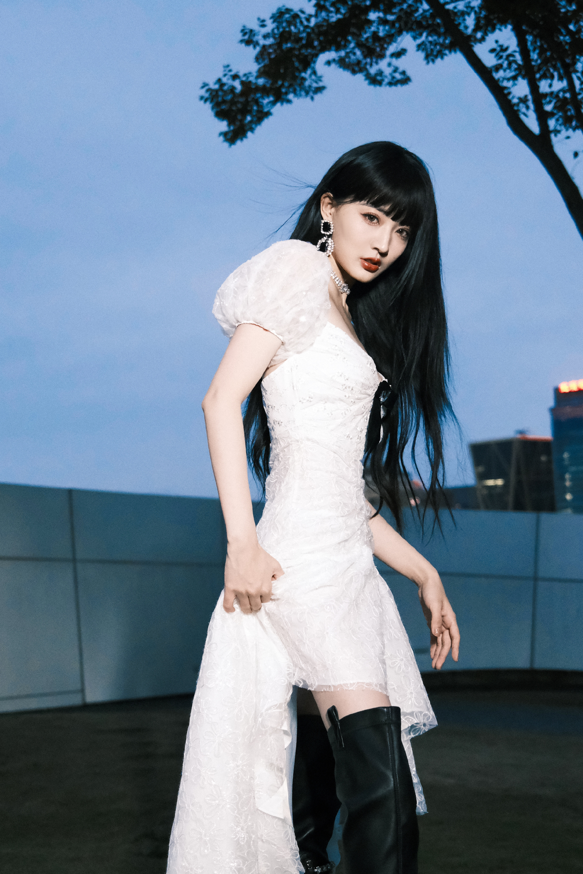 徐璐真敢穿,抹胸裙领口开到腰,显身材又很有女人味