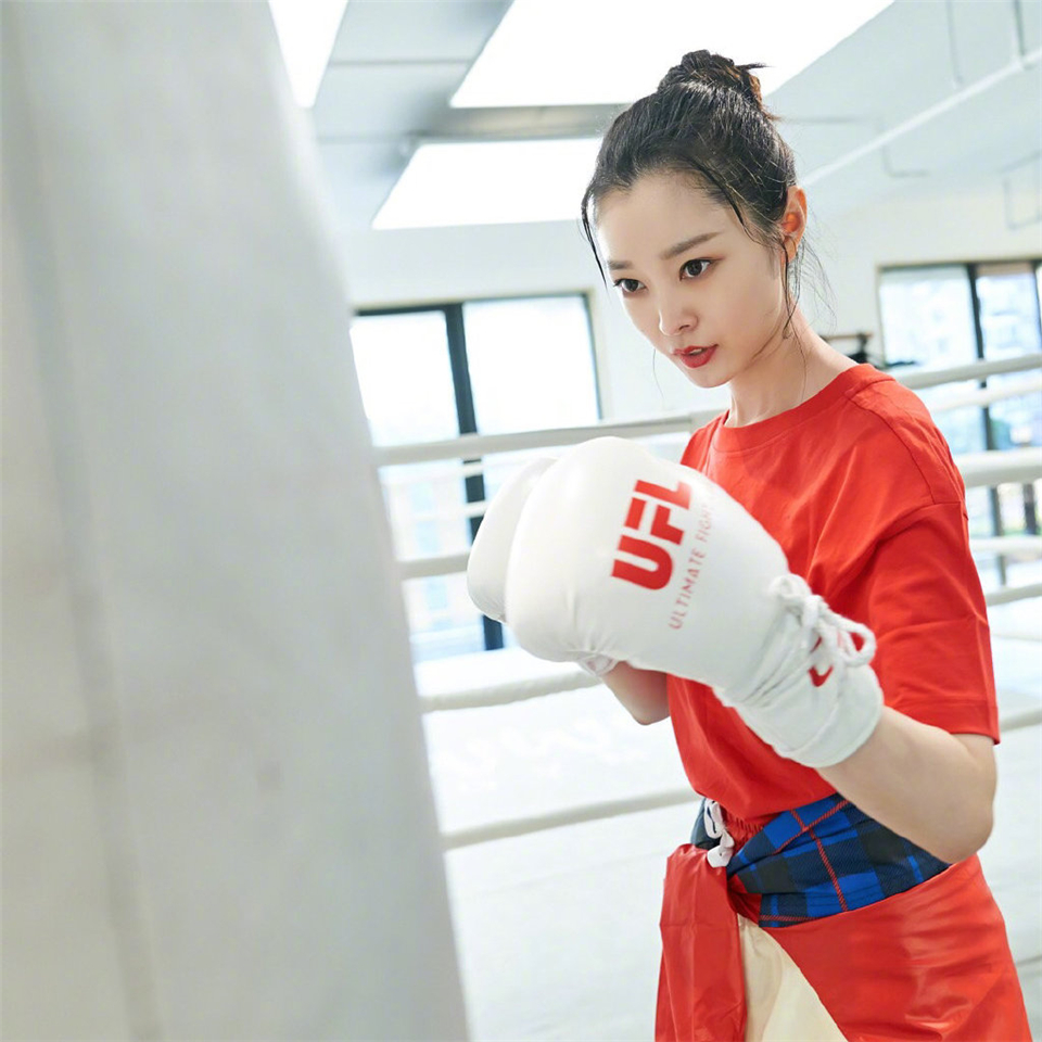 运动气质影视演员美女明星宋轶拳击馆魅力写真