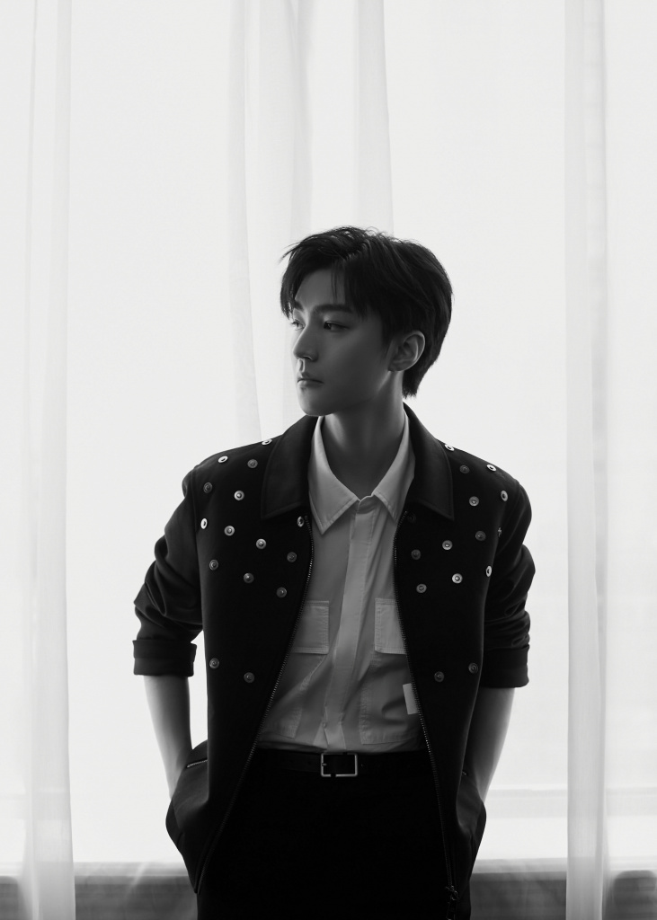 王俊凯电影《断·桥》见面会造型写真释出 白衬衫男神少年感满分