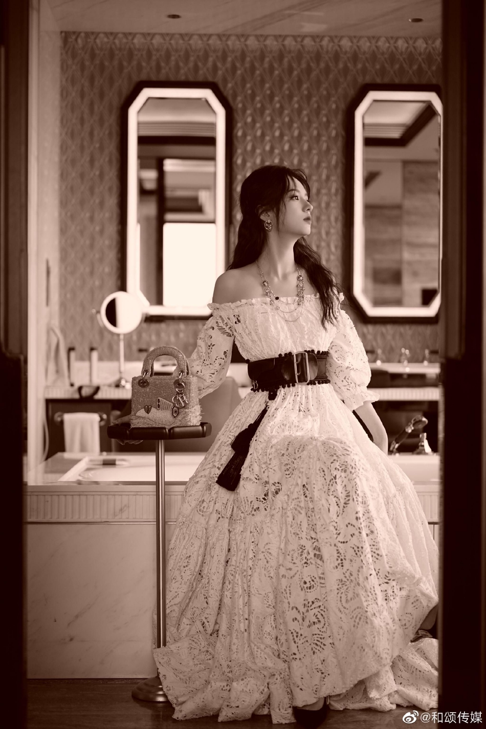 组图:周也穿白色抹胸裙大秀锁骨 长发垂肩侧颜精致气质佳