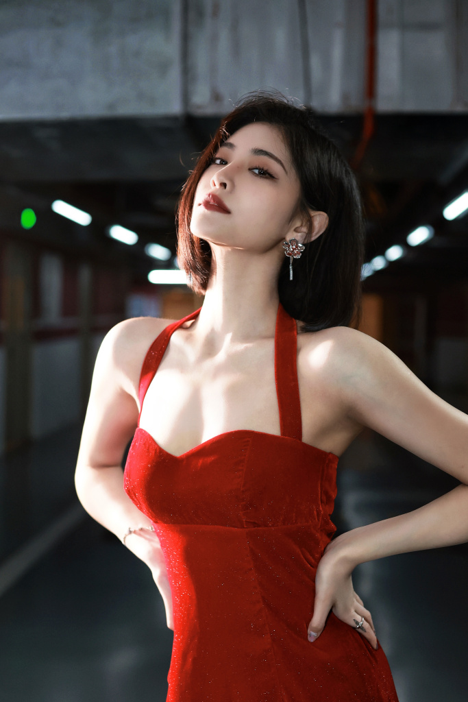 许佳琪烈焰红裙造型写真 雪肤娇嫩性感撩人