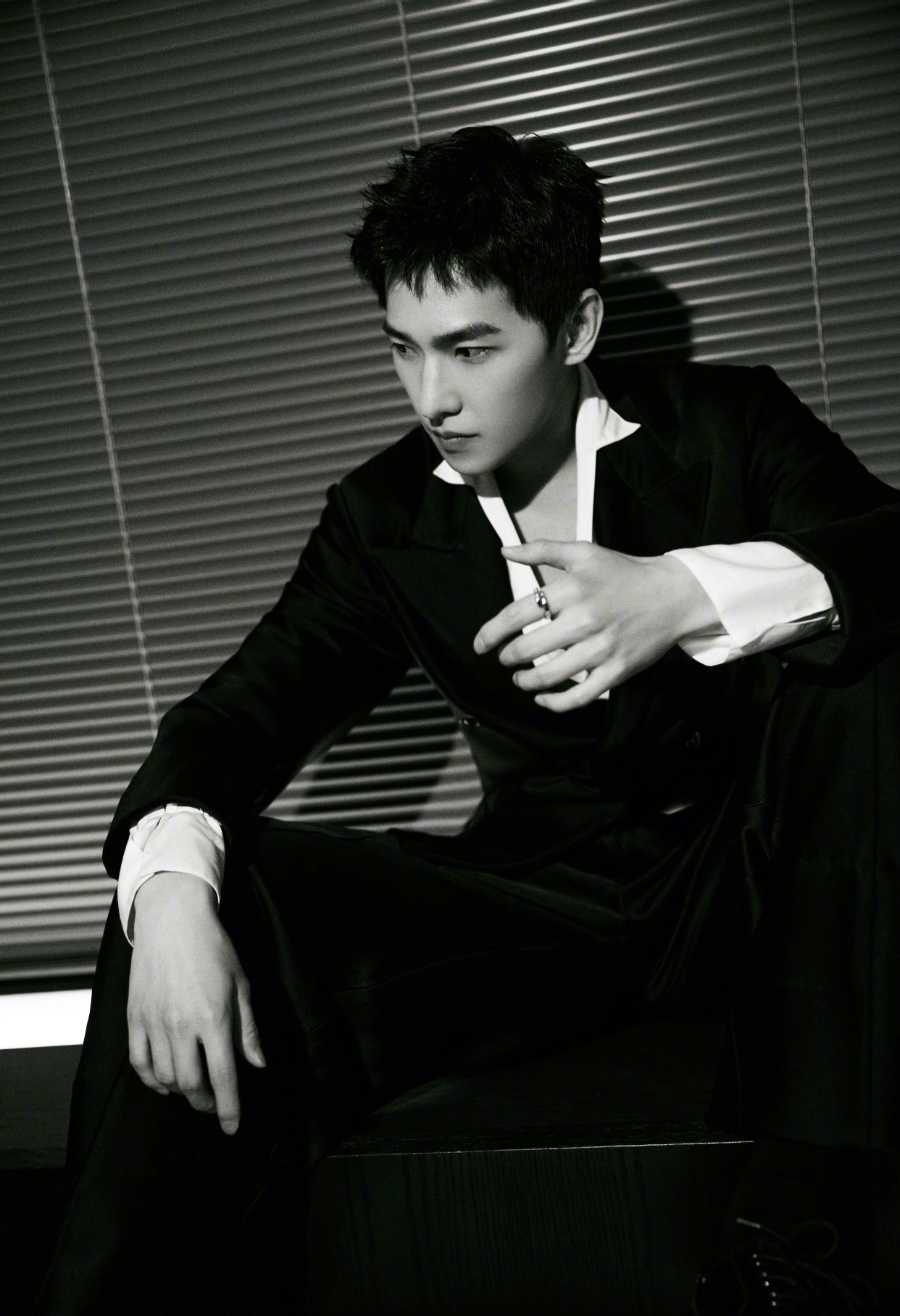 杨洋:黑白色调深v西装,优雅贵气,荷尔蒙爆棚