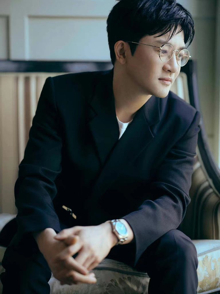 工作室发布苏有朋《了不起!舞社》金丝眼镜造型亮相开播首期