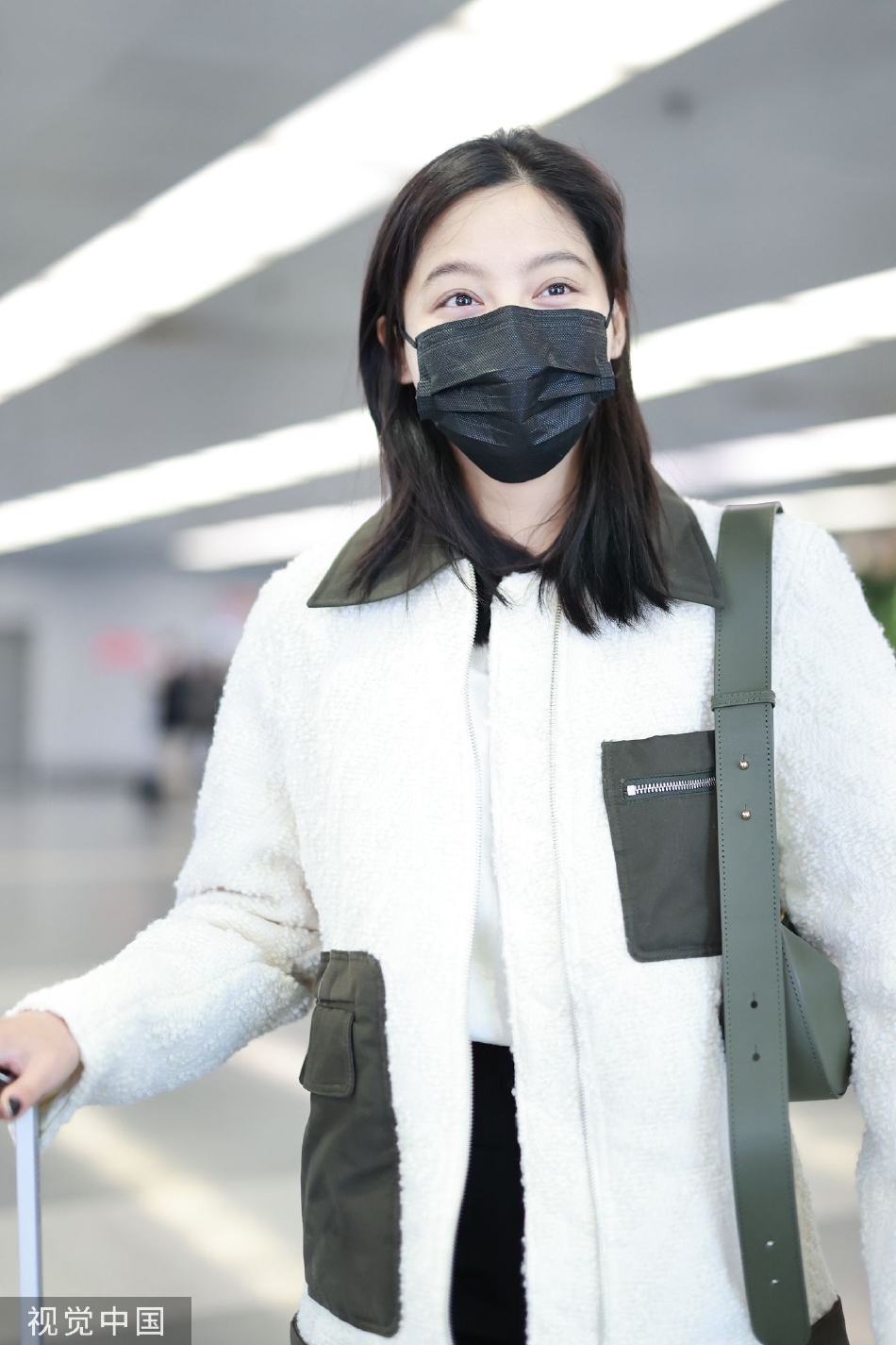 组图:辛芷蕾穿拼接羊羔毛外套现身机场 手推行李笑对镜头状态好