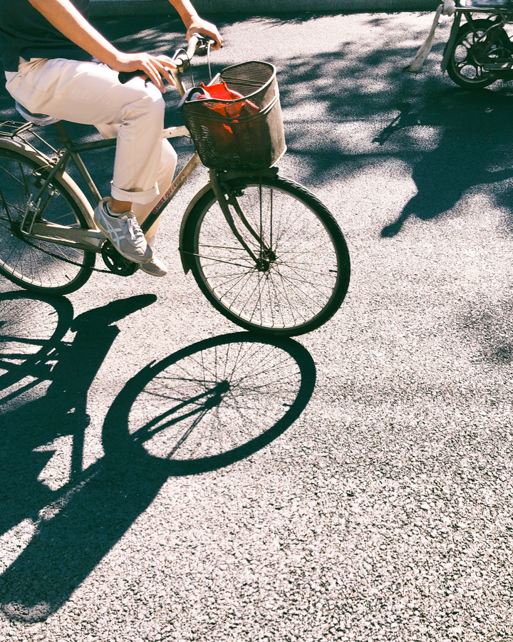 包创作的《路过人间》