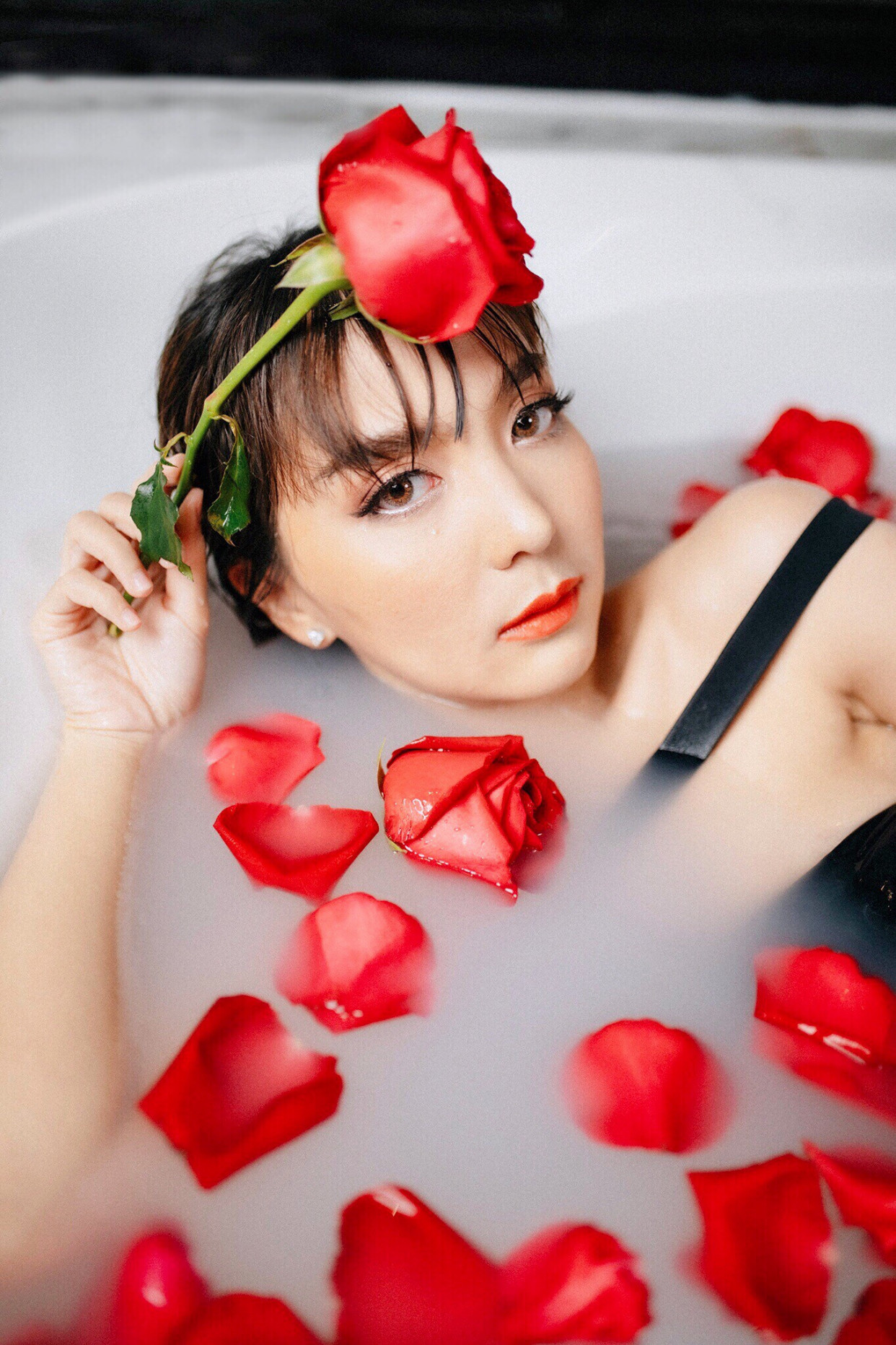 美女出浴图,玫瑰花牛奶浴,泡一泡很舒服