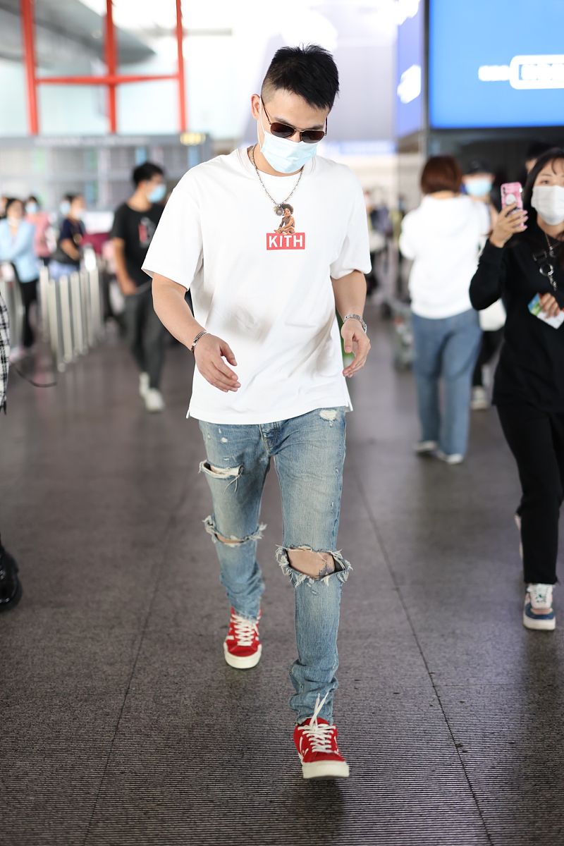 欧豪街拍:kith人像白t恤破洞牛仔裤红色球鞋简约不失潮范
