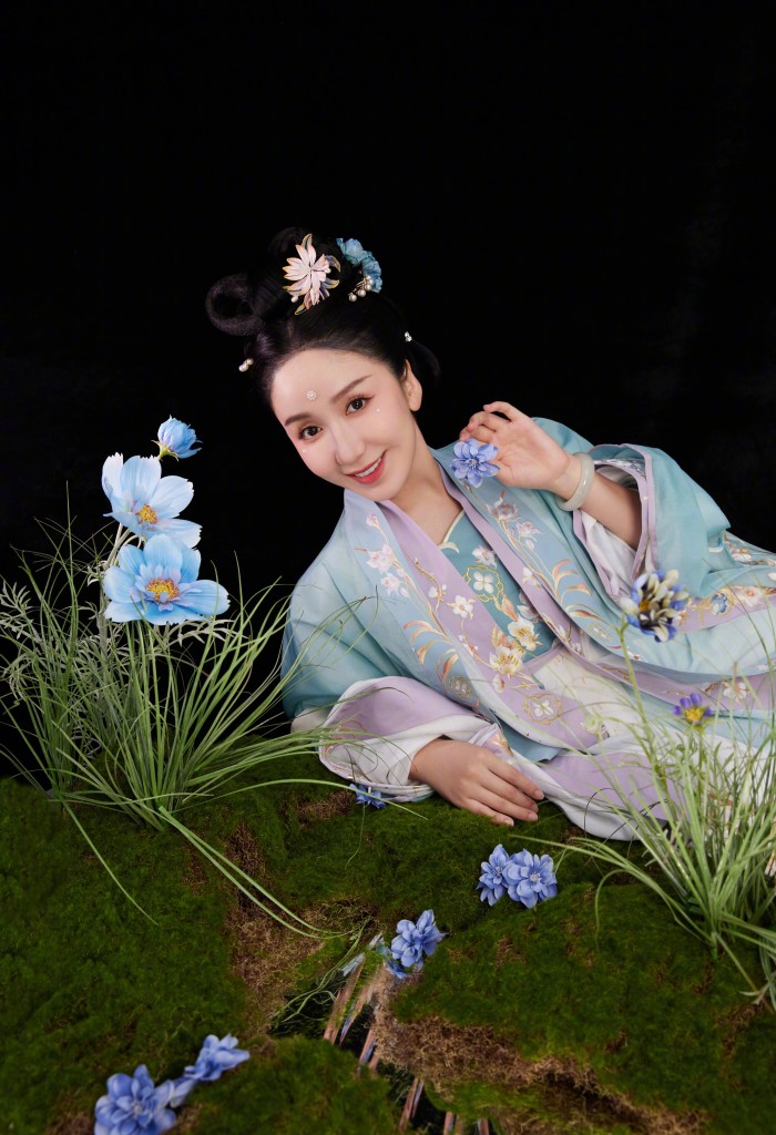 娄艺潇《高山流水觅知音》汉服造型写真 古装琵琶佳人翩翩起舞