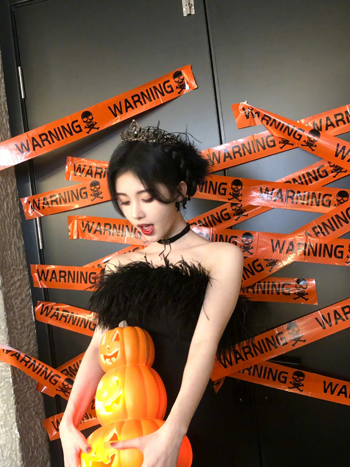 组图:鞠婧祎晒皇冠造型大片 穿黑色羽毛抹胸裙秀肩颈线条