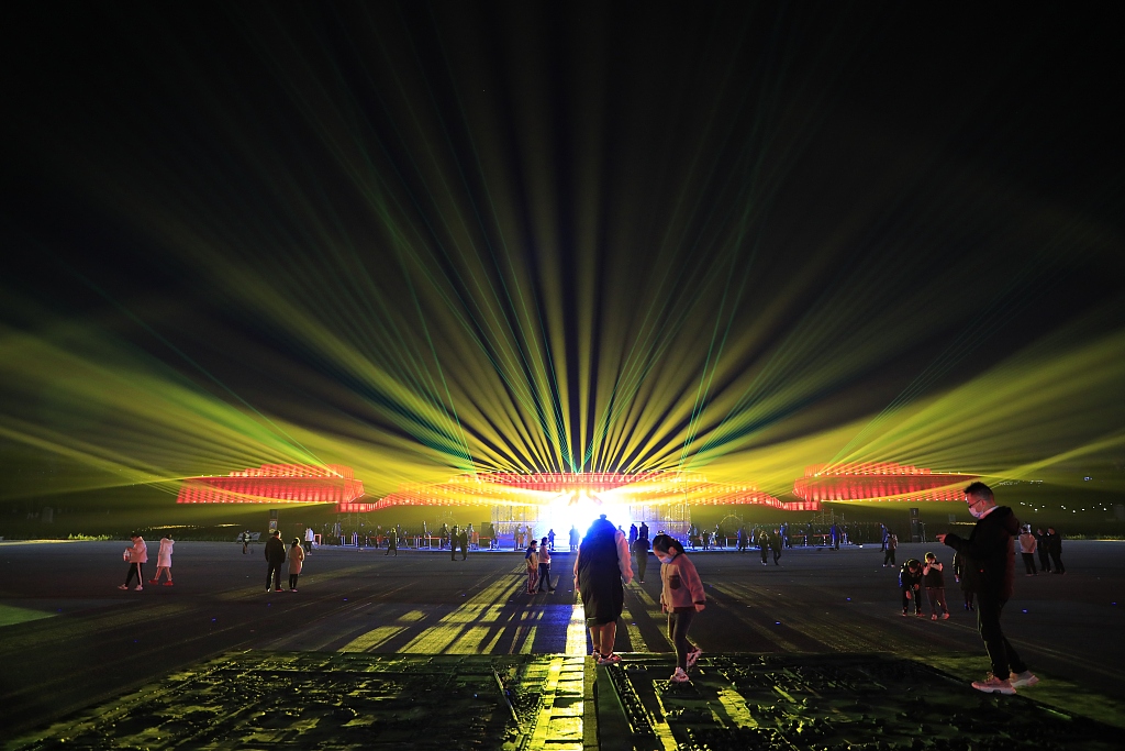 西安:大明宫上演"牛"光宝气灯光秀