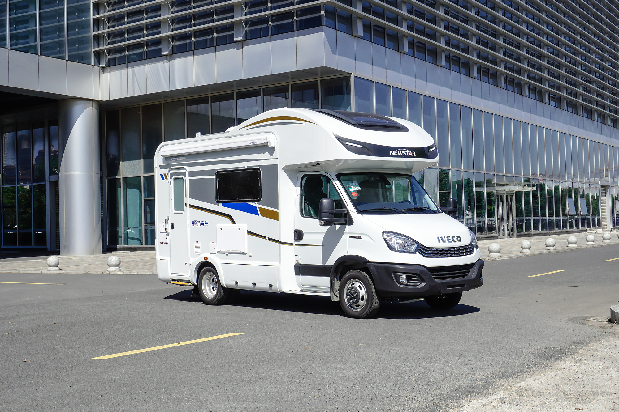 新依途c600-后开门房车,后厨后卫 大空间会客区,空间新构造!