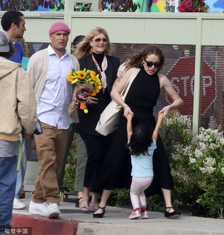 组图:劳拉·邓恩与前夫本·哈珀重聚 参加女儿高中毕业典礼