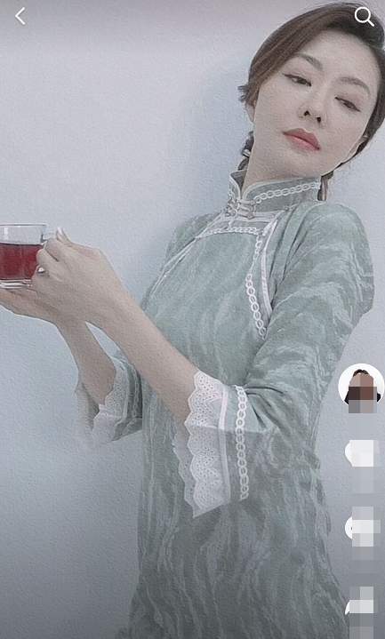 组图:熊黛林再穿旗袍展曼妙身姿 端庄典雅贵气十足