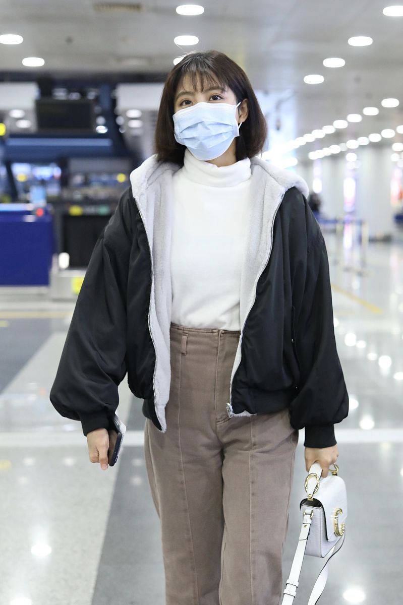 李艺彤街拍:黑色短夹克褐色高腰牛仔裤 白色chloe c bag清爽减龄