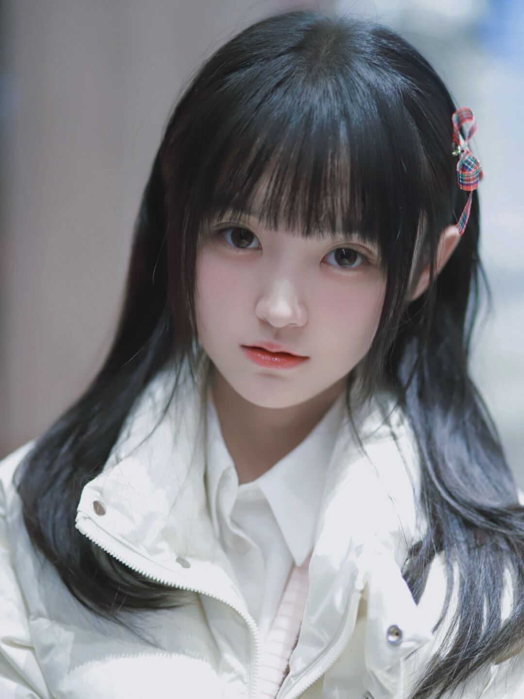 萌萌的小美女清纯的样子真令人喜欢简单的穿搭也十分漂亮