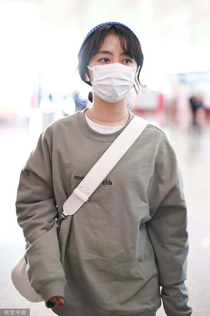 组图:谭松韵戴蓝色毛线帽清新可爱 着灰色套头卫衣简约休闲