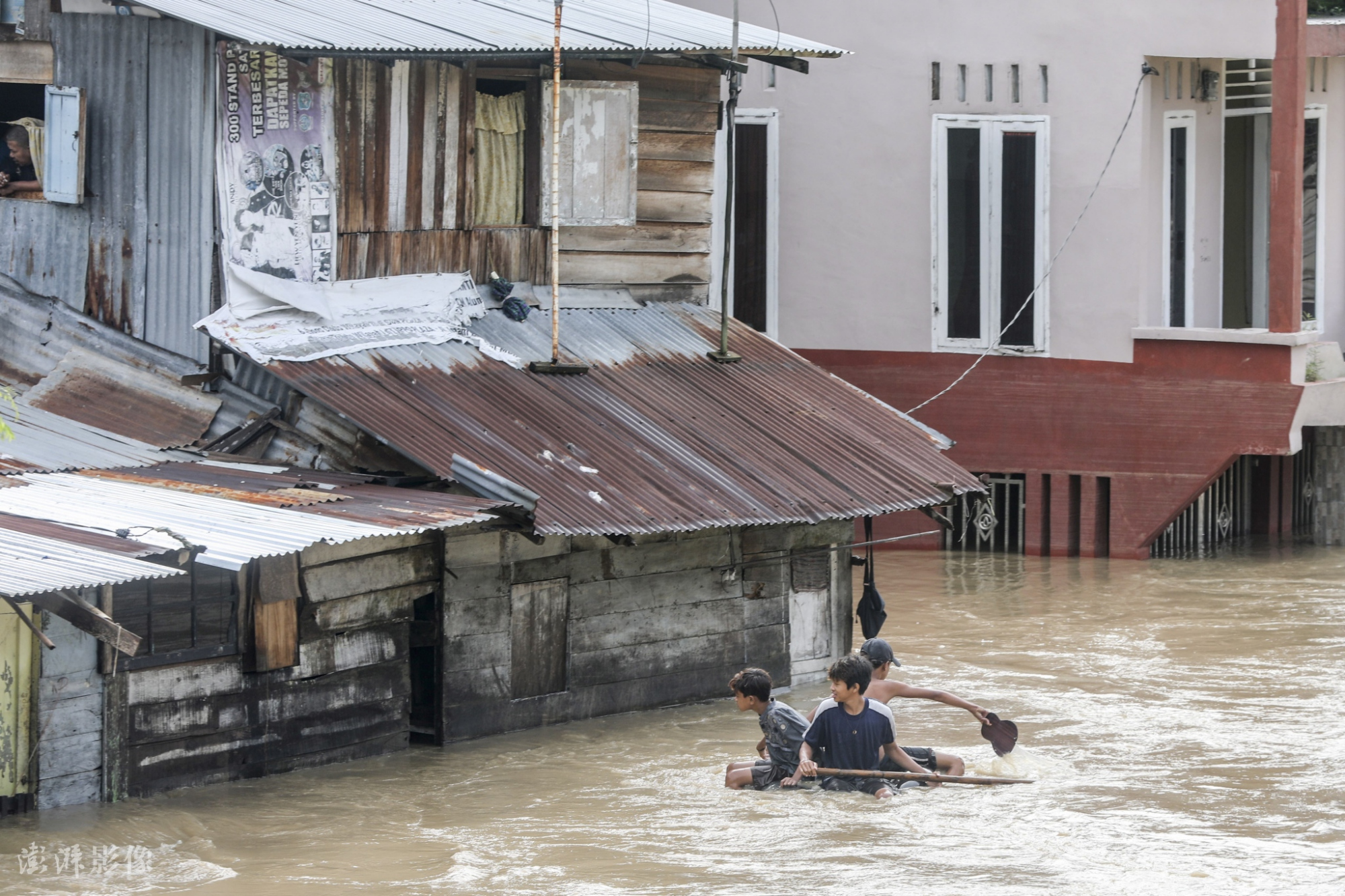 印尼棉兰暴雨成灾居民被洪水围困