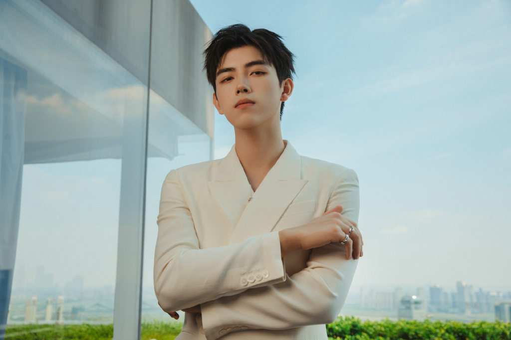 陈飞宇品牌活动白西装造型写真释出 嘴角一抹痞笑尽显少年清俊