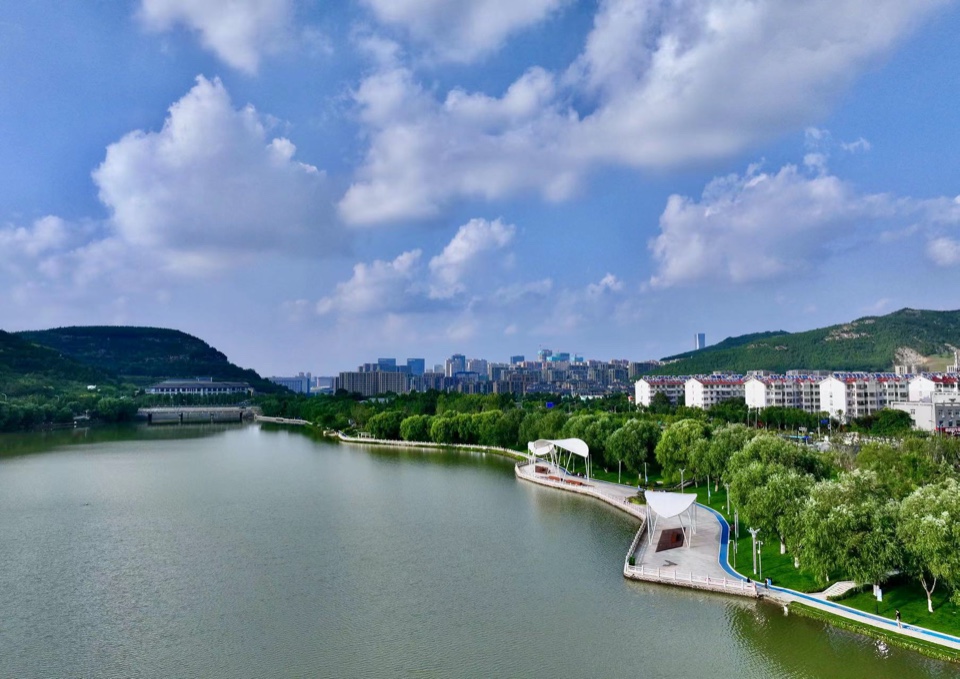秋高气爽,凤凰湖畔景色秀丽