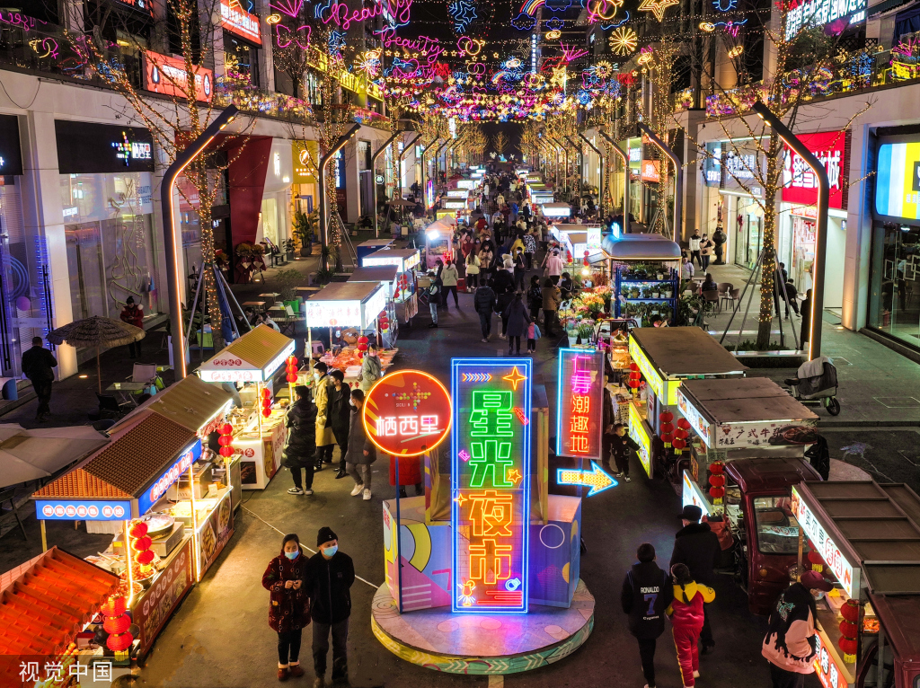 四川仁寿:商业街人头攒动 市民观彩灯品美食