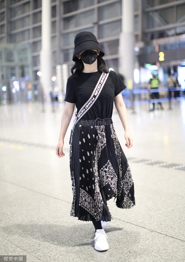 组图:谢娜匆忙现身机场 渔夫帽口罩遮面大步流星
