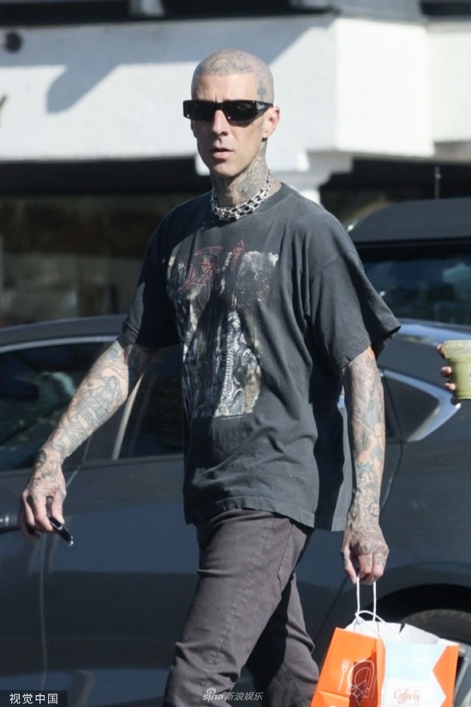 组图:特拉维斯-巴克架墨镜出街 和女儿共进午餐后一同离开