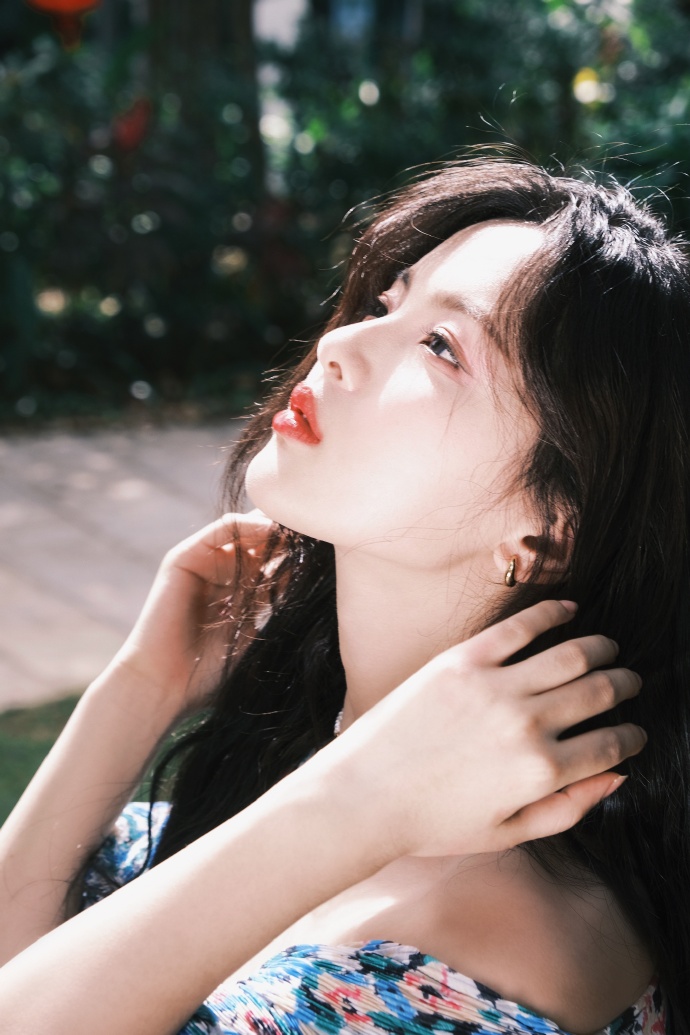 组图:杨超越提前快进到夏天 晒泳池写真穿吊带裙清纯靓丽