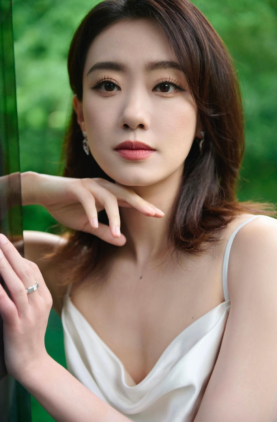 组图:张小斐穿白色露背长裙高贵性感 漫步林间自然美好