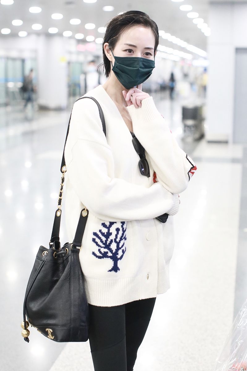 张钧甯街拍:edition公鸡毛衣铅笔裤 chanel水桶包干练洒脱