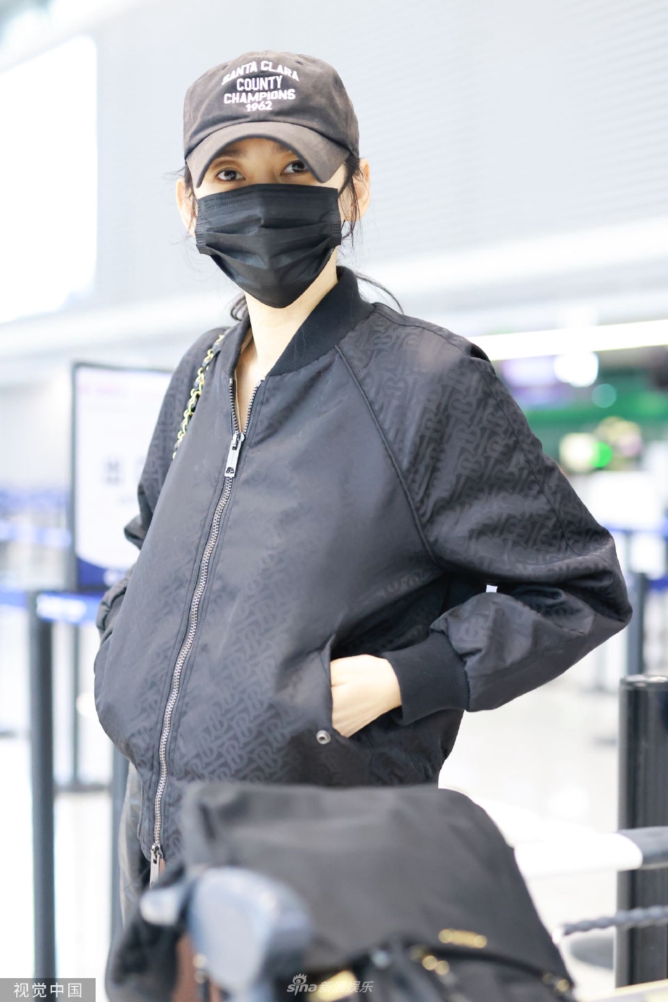组图:秋瓷炫结束《乘风2023》录制现身机场 棒球帽搭夹克时尚休闲