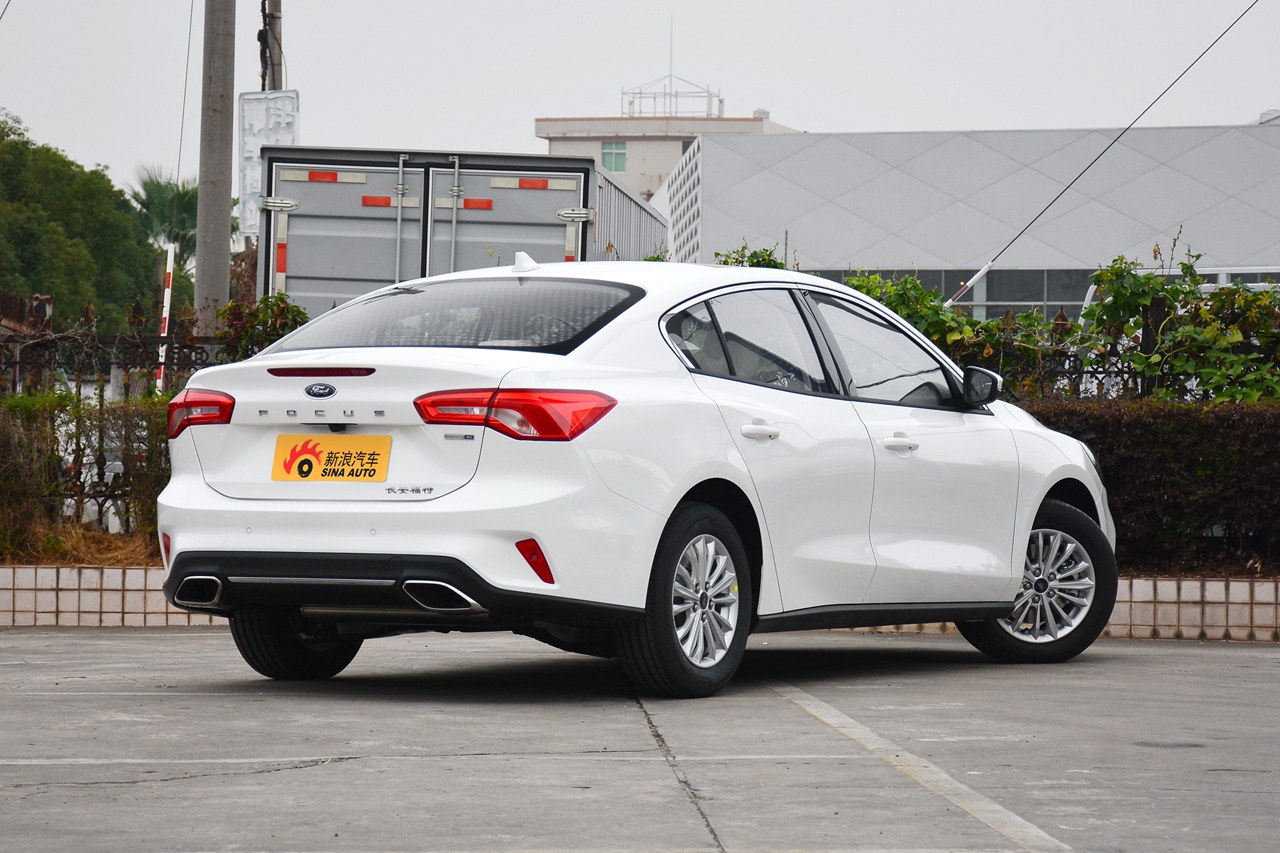 2021款福克斯三厢 ecoboost 180 自动锋潮型