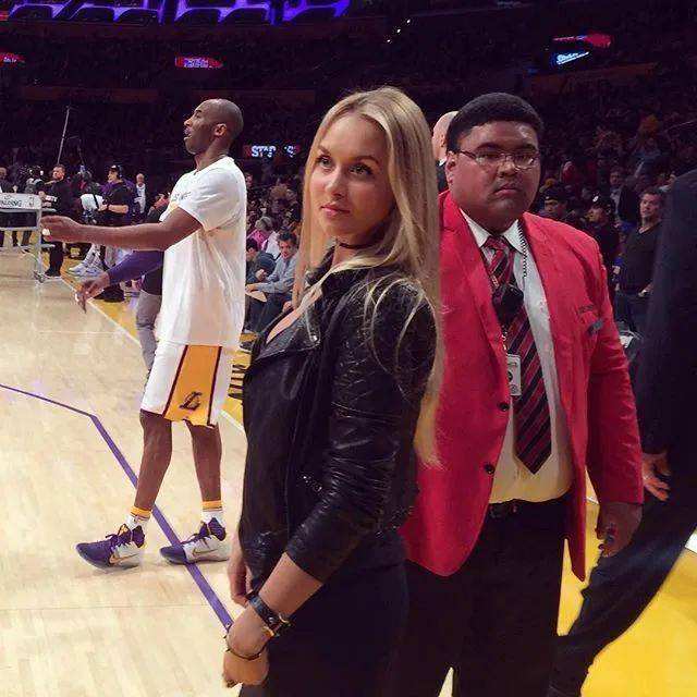 洛杉矶湖人队忠实美女球迷阿美来维克曼,场边一道风景线