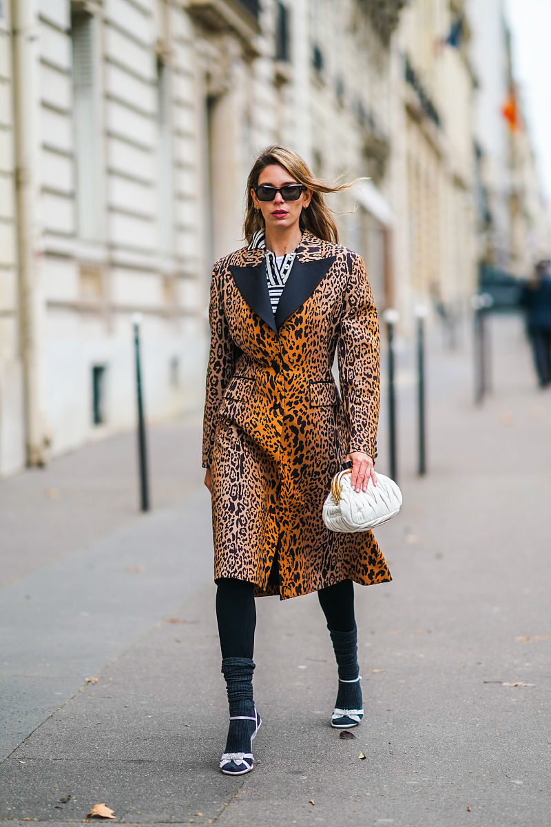 博主natalia verza街拍:miu miu豹纹大衣口金包 蝴蝶结凉鞋霸气十足