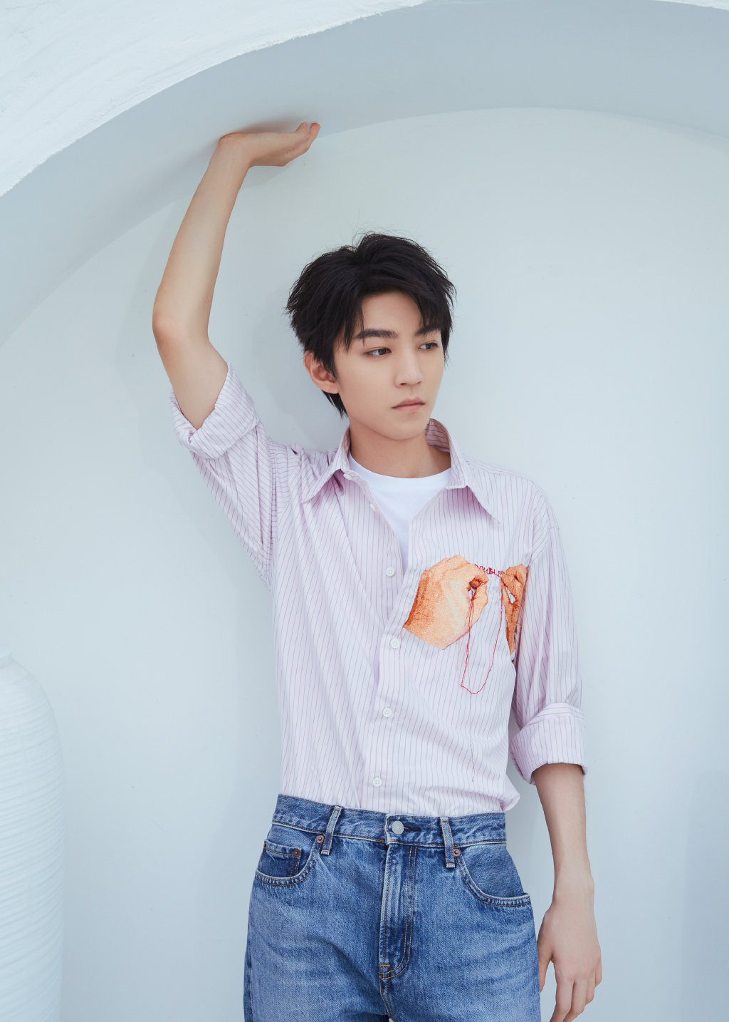 王俊凯出席品牌活动,浅紫印色衬衫,搭配浅蓝牛仔裤,清爽又帅气