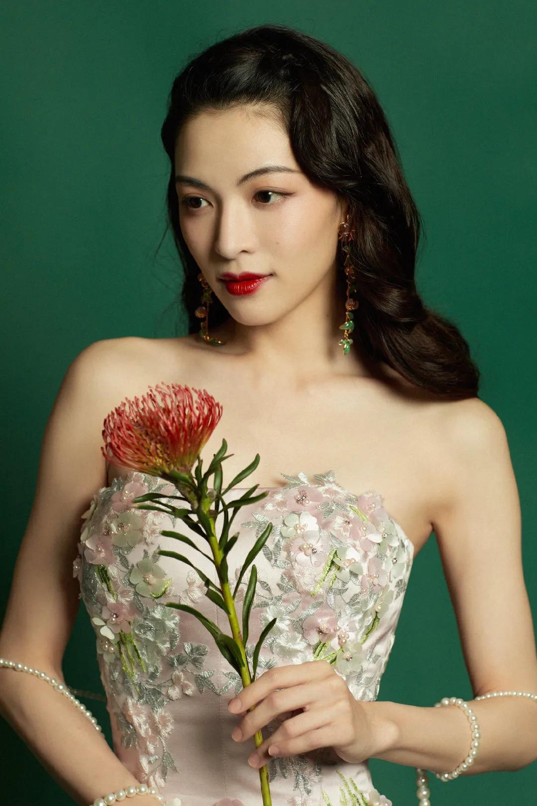 钟楚曦身穿绣花旗袍身材傲人,吊带白裙尽显清纯,你喜欢哪种?