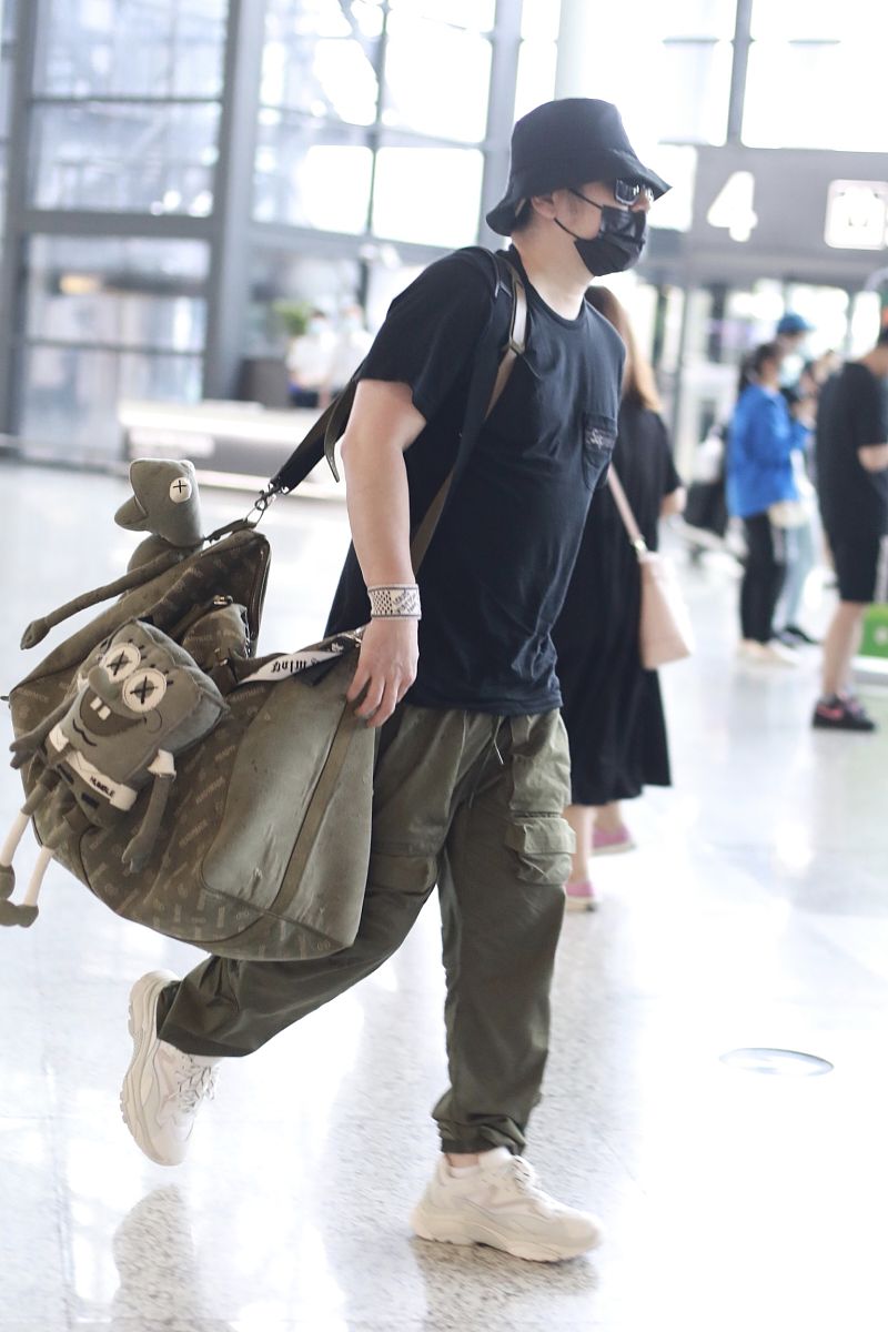 钱枫街拍:supreme黑t恤搭配humble机器人大包前卫吸睛