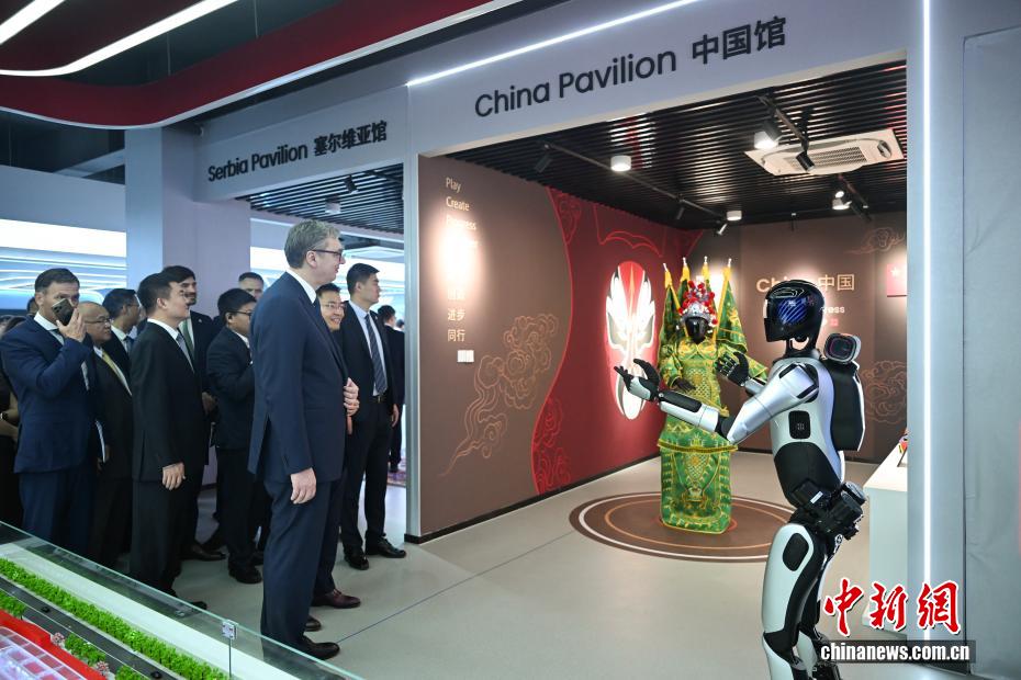 塞尔维亚总统武契奇访浙 考察中国人形机器人应用 - 图2