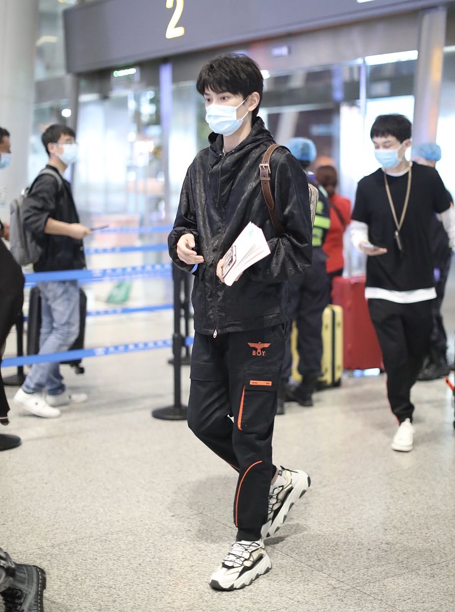 丁禹兮街拍:gucci帽衫boy london工装裤 帅气低调