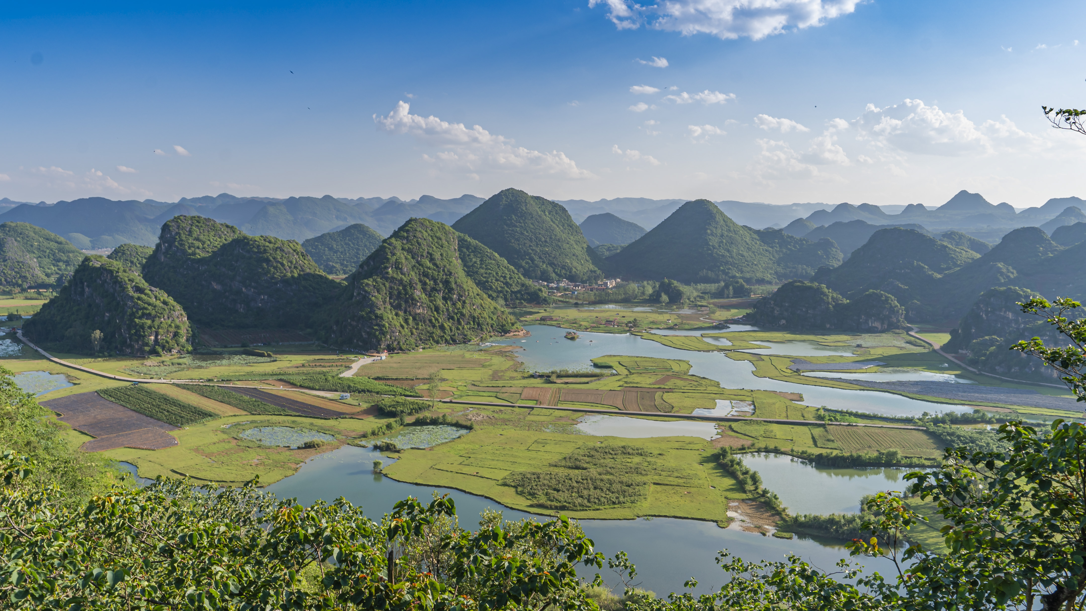 云南文山州丘北县普者黑喀斯特岩溶地貌山水田园风光