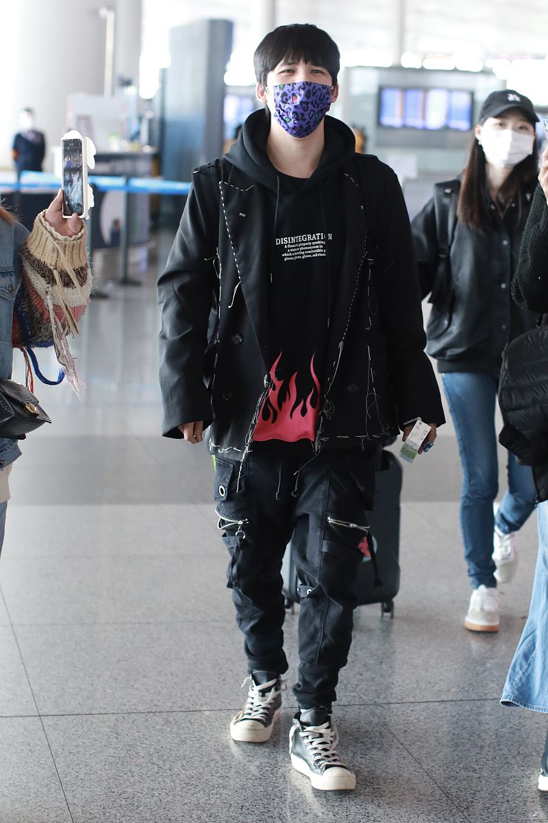 大张伟街拍:缝线西装火焰卫衣工装裤酷劲十足