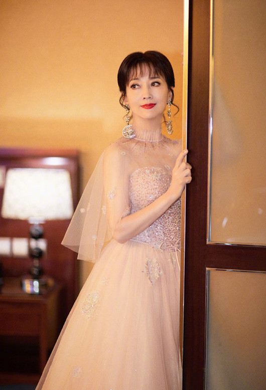 赵雅芝,一袭粉色星光长裙尽显女神大气优雅