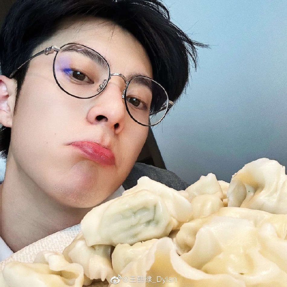 组图:王鹤棣晒冬至自拍 手捧水饺素颜出镜侧颜精致帅气
