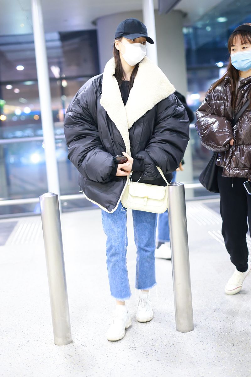 赵尧珂街拍:羊羔毛廓形面包服直筒牛仔裤 个性十足