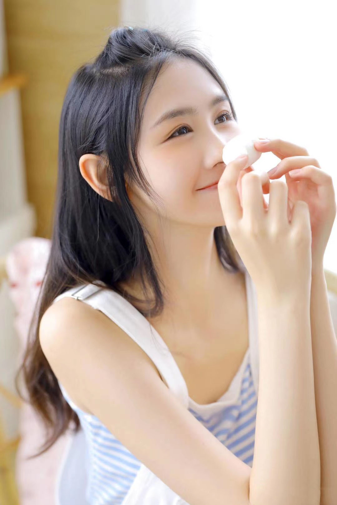 万禹涵一组写真设计感的风铃花耳环夺目吸睛,清新演绎简约新时尚