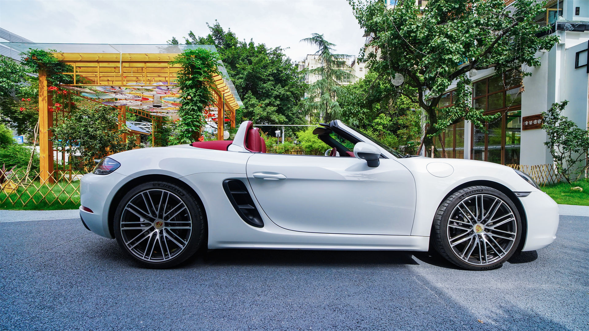 保时捷718敞篷版,21款新车,经典红白配色